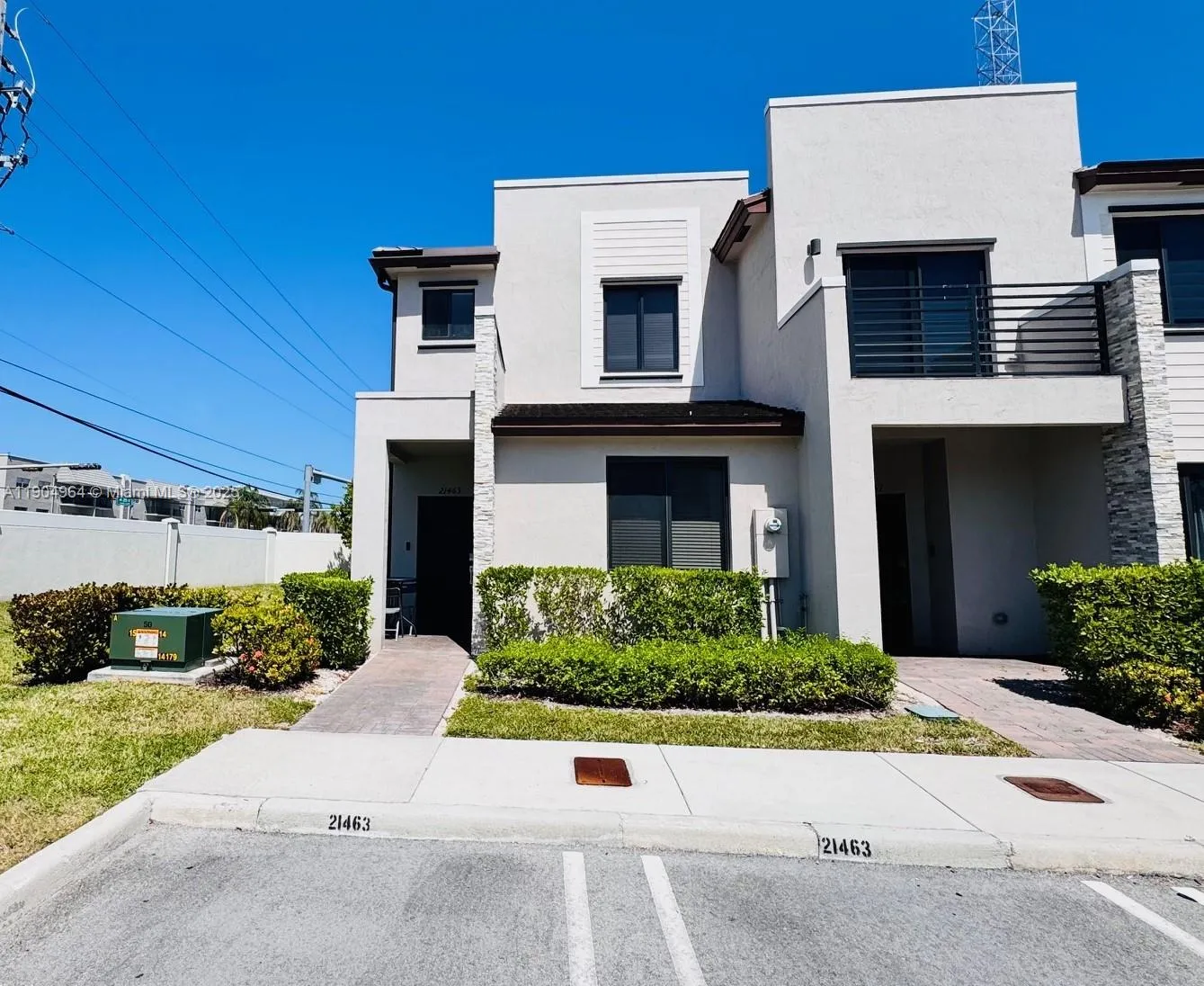 3 bedroom 3 bath for sale at 21463 NE 3rd Path, Miami FL 33179