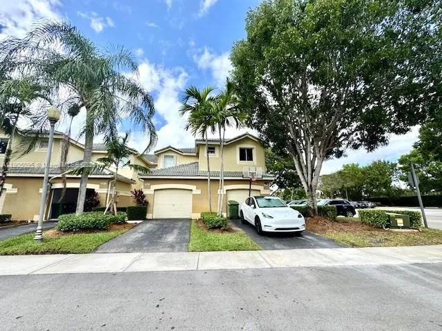 3 bedroom 2 bath for sale at 2567 Cordoba Bnd, Weston FL 33327