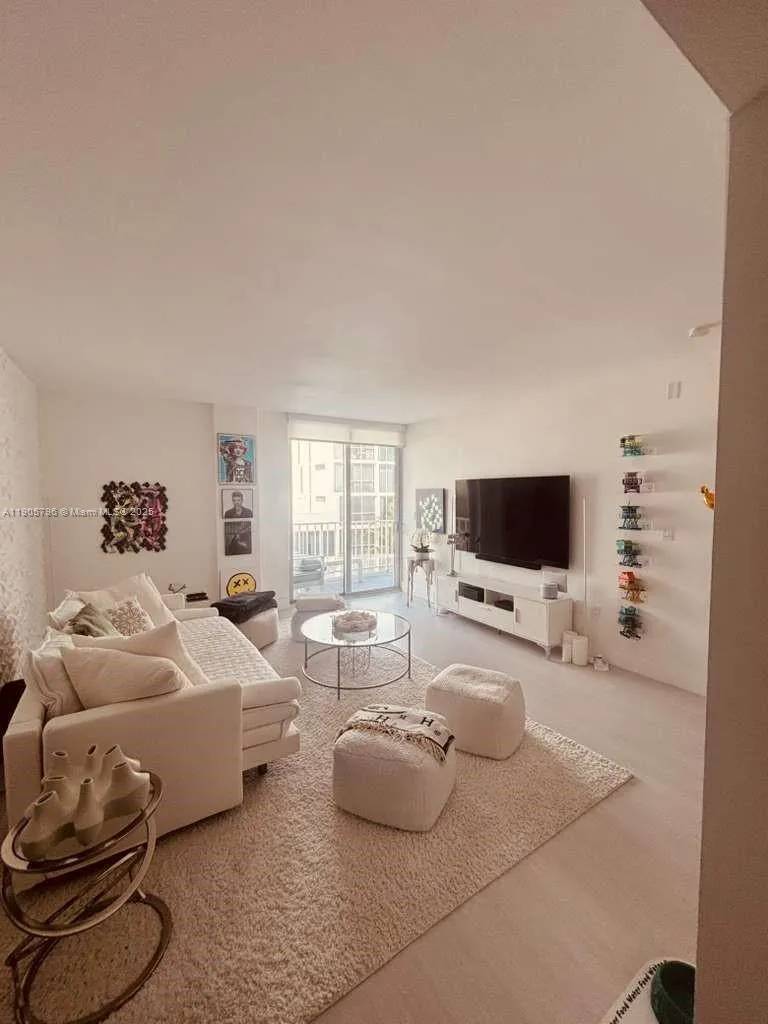 1 bedroom 1 bath for sale at 2829 Indian Creek Dr # 608, Miami Beach FL 33140