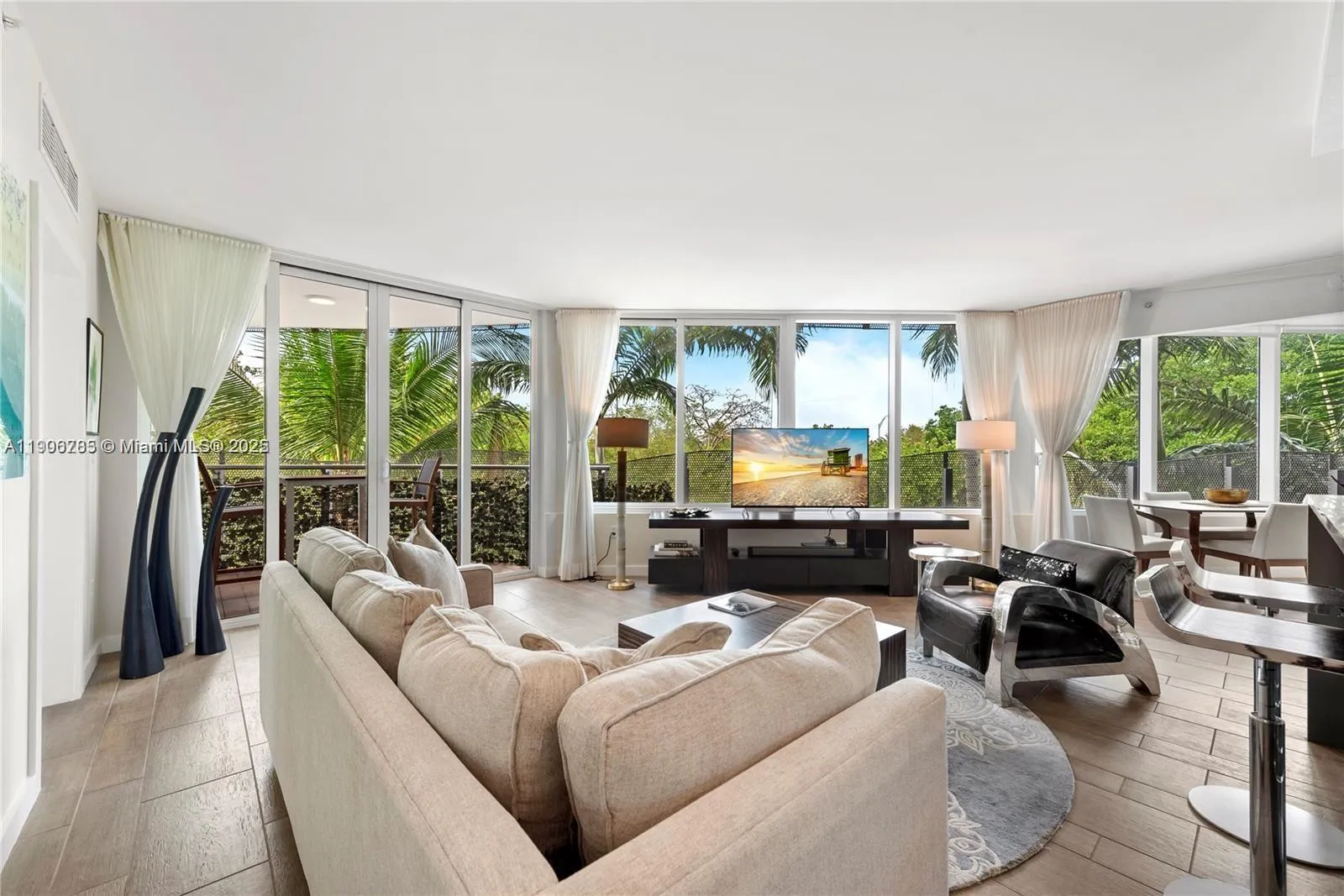 2 bedroom 2 bath for sale at 2155 Washington Ct # 309, Miami Beach FL 33139