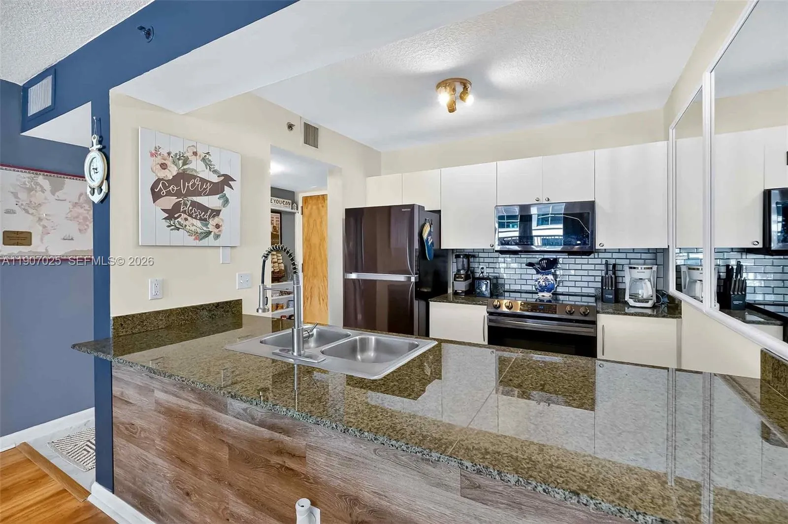 1 bedroom 1 bath for sale at 1200 Brickell Bay Dr # 3914, Miami FL 33131