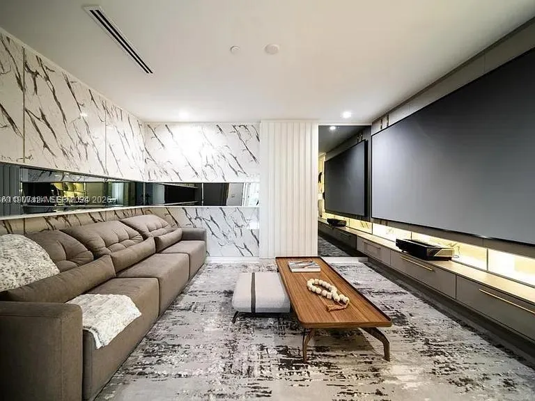 851 NE 1st Ave # 4811, Miami FL 33132