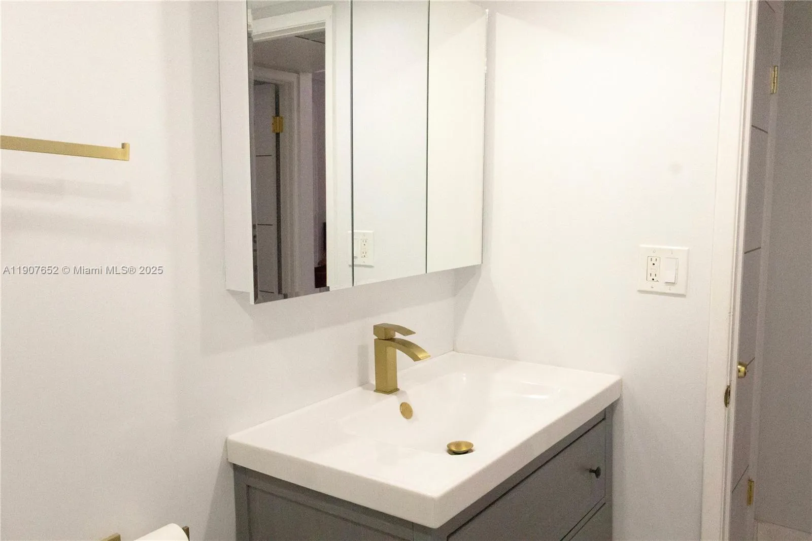 1 bedroom 1 bath for sale at 5005 Collins Ave # 1523, Miami Beach FL 33140