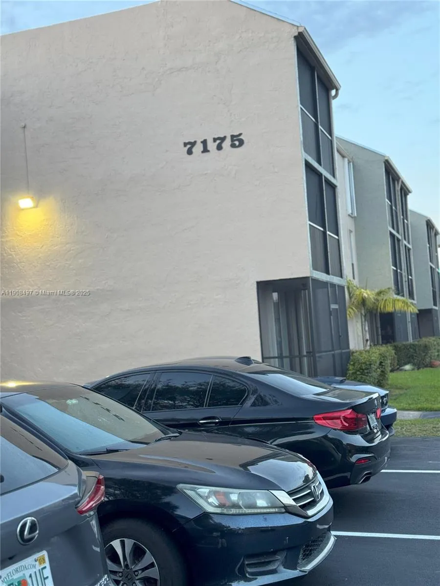 7175 Orange Dr # 203H, Davie FL 33314