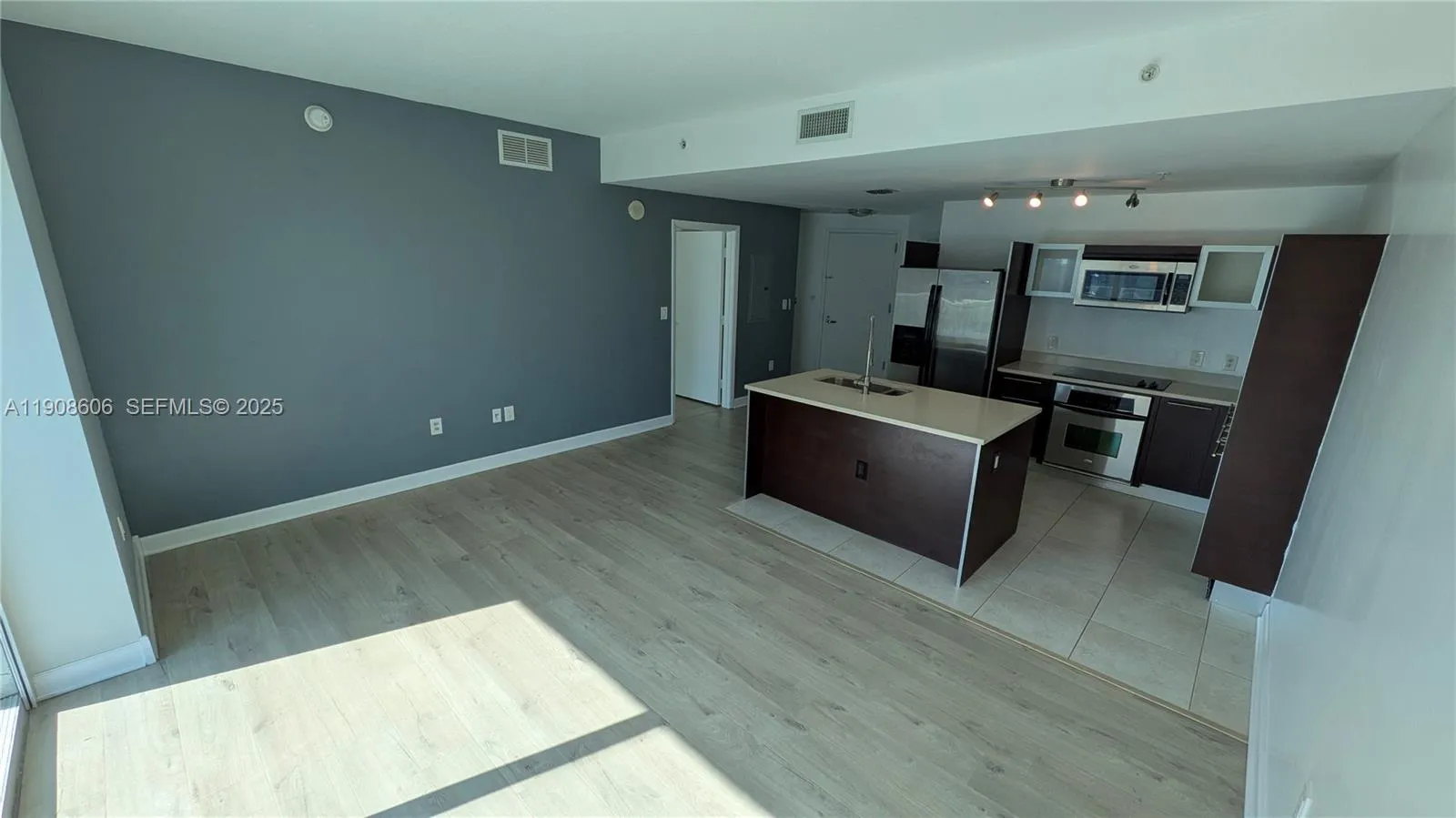 1 bedroom 1 bath for sale at 1900 N Bayshore Dr # 4007, Miami FL 33132