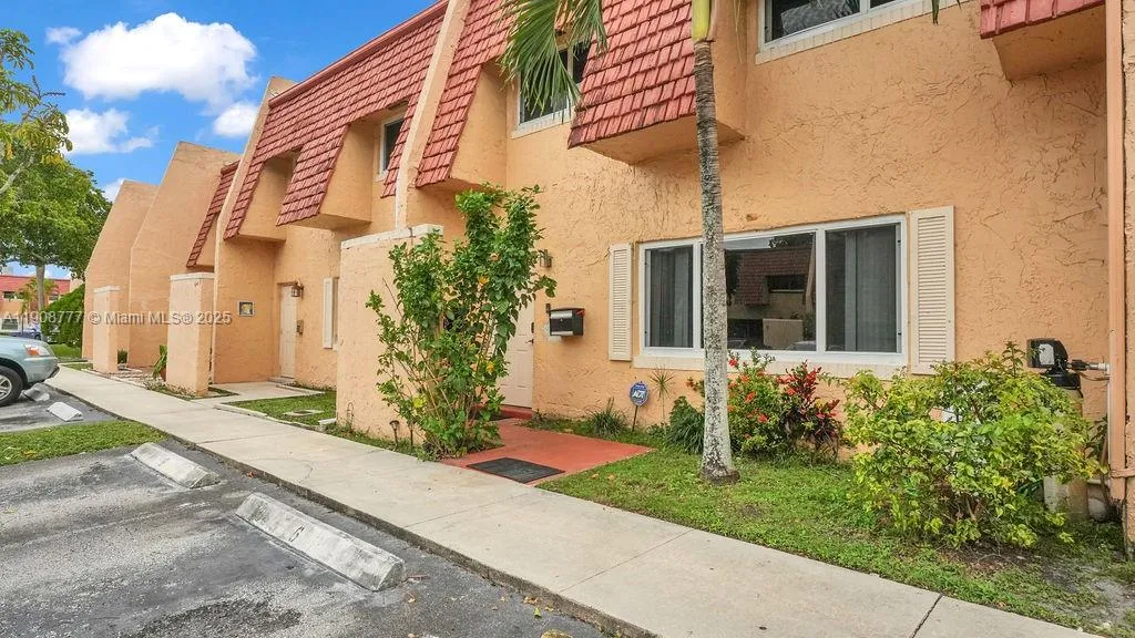 6 Spinning Wheel Ln, Tamarac FL 33319