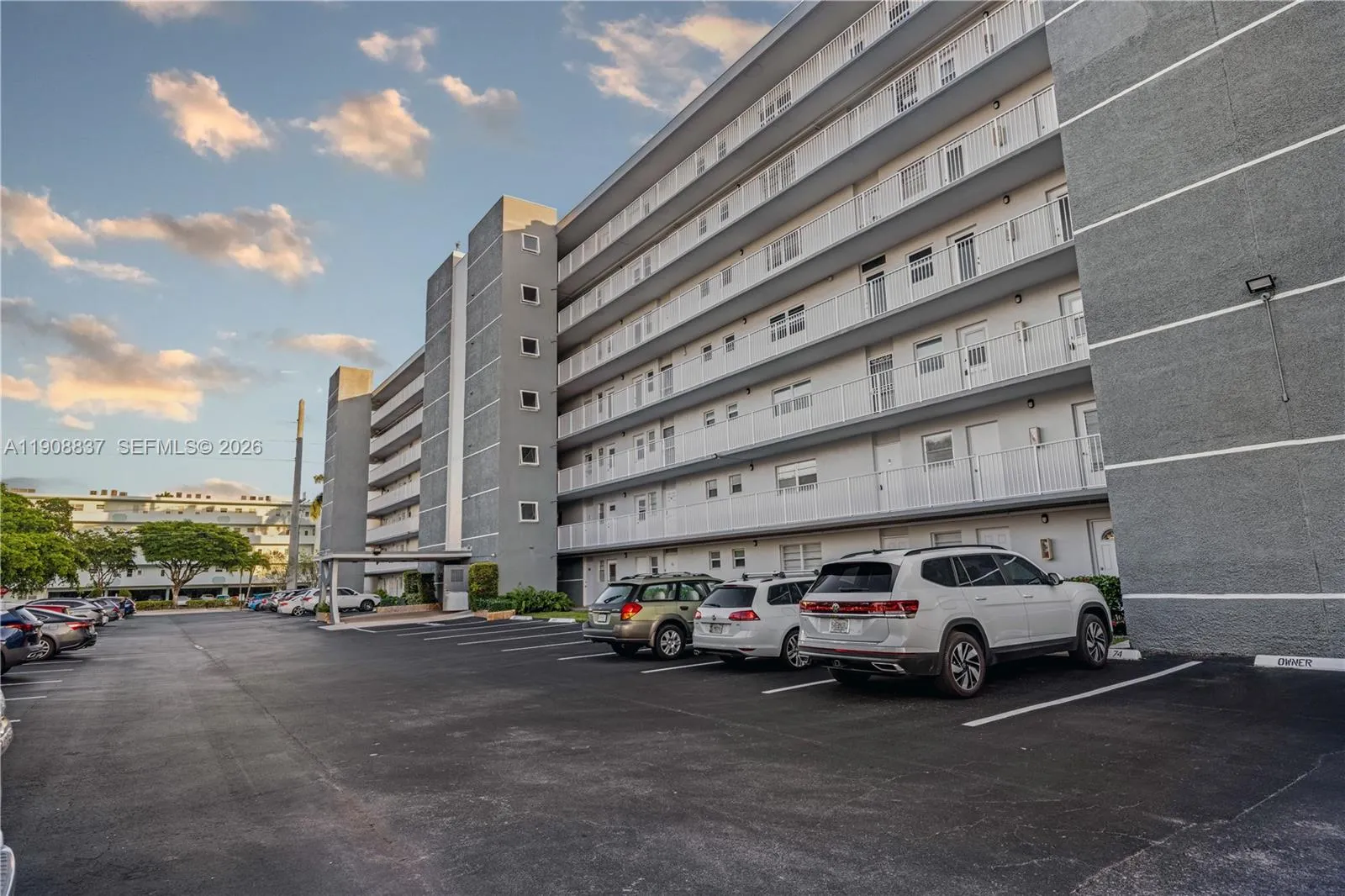 619 NE 14th Ave # 304, Hallandale Beach FL 33009