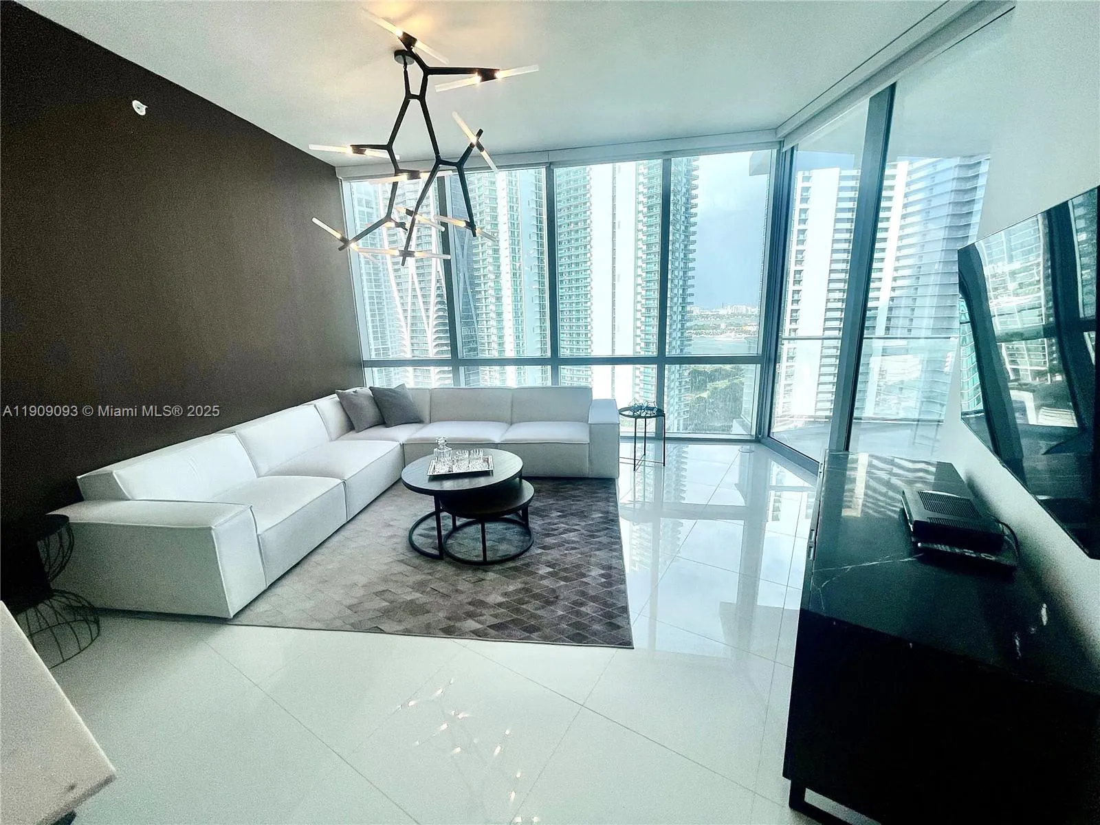 851 NE 1st Ave # 2403, Miami FL 33132
