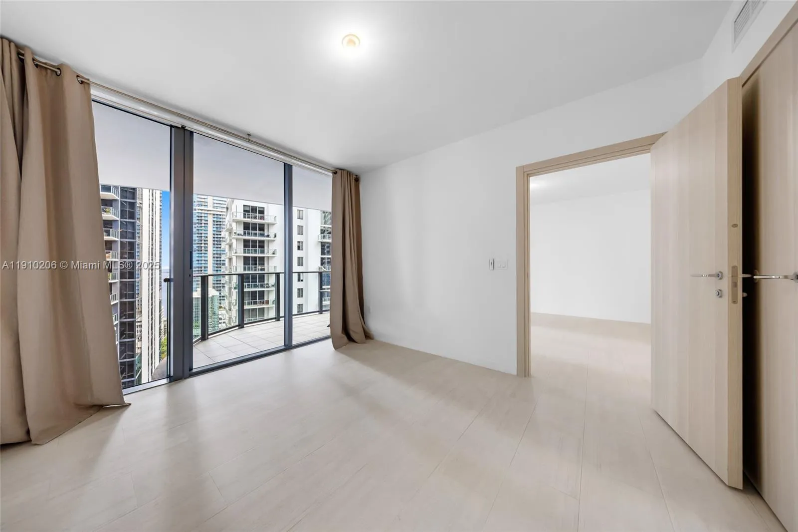 1 bedroom 1 bath for sale at 1000 Brickell Plz # 3103, Miami FL 33131