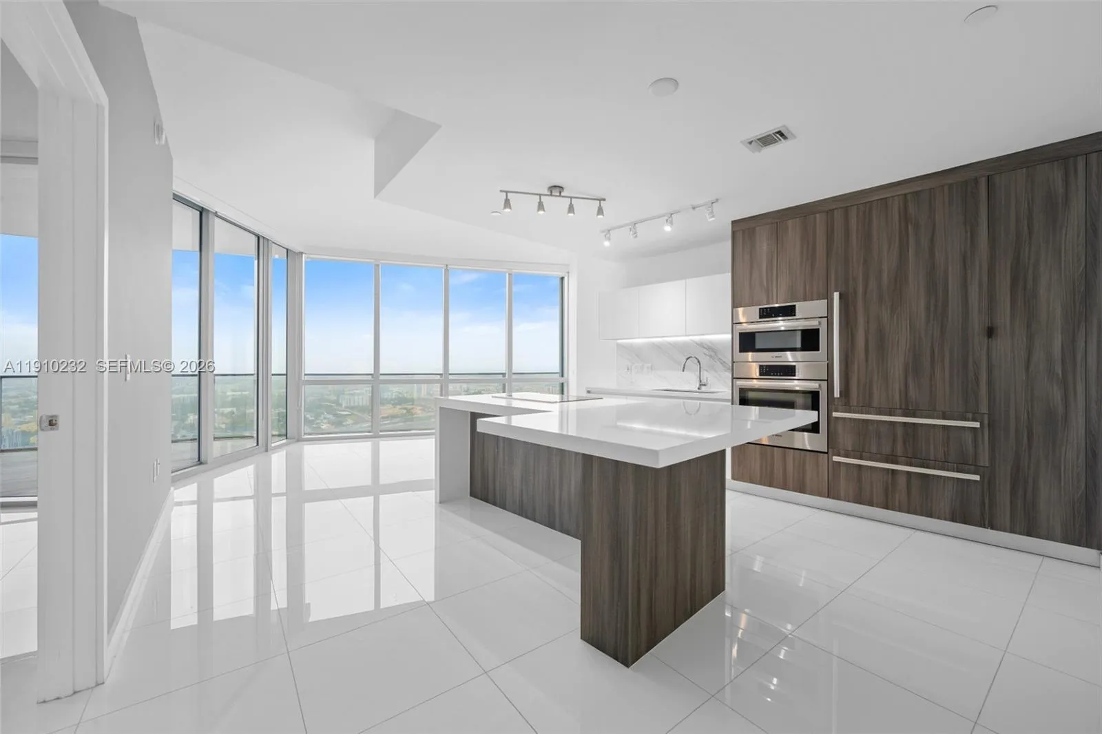 1 bedroom 2 bath for sale at 851 NE 1st Ave # 4204, Miami FL 33132