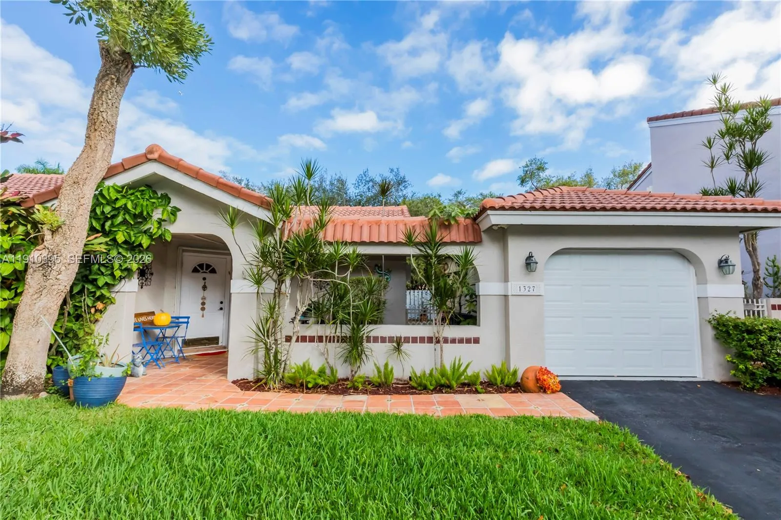 1327 Seagrape Cir, Weston FL 33326