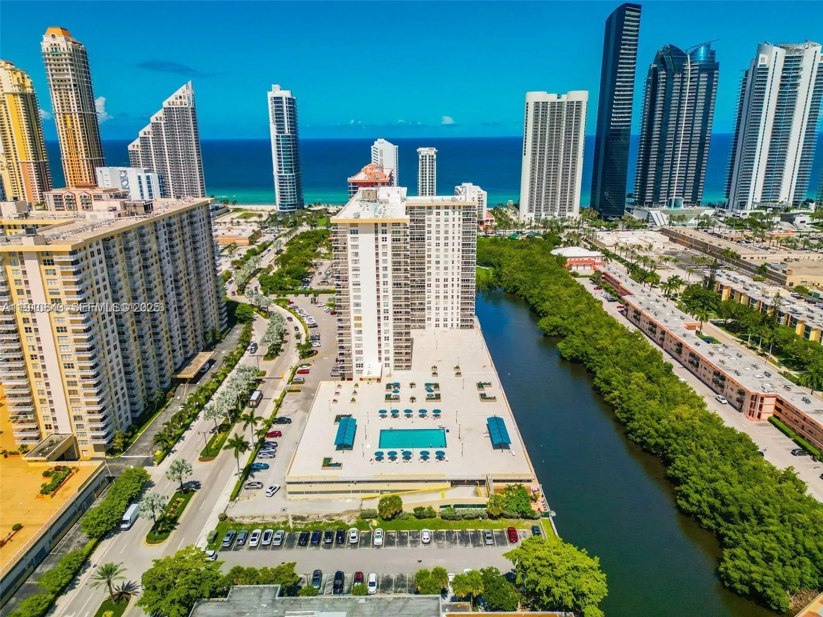 2 bedroom 2 bath for sale at 230 174th St # 612, Sunny Isles Beach FL 33160