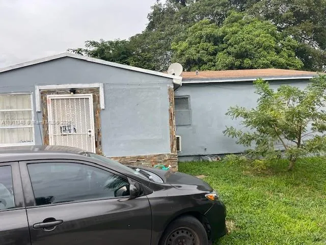 1487 NW 100th St, Miami FL 33147