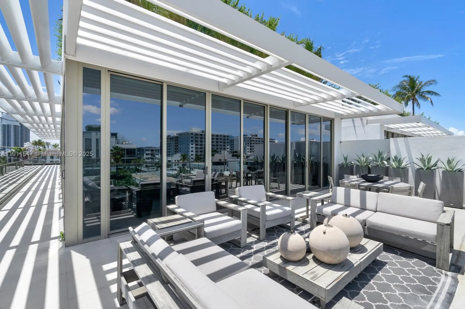 300 Collins Ave, Miami Beach FL 33139