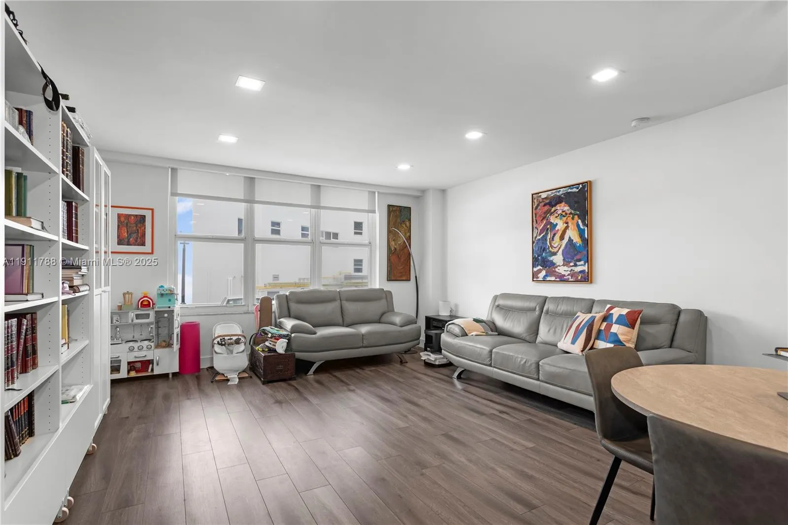 2 bedroom 2 bath for sale at 5001 Collins Ave # 1G, Miami Beach FL 33140