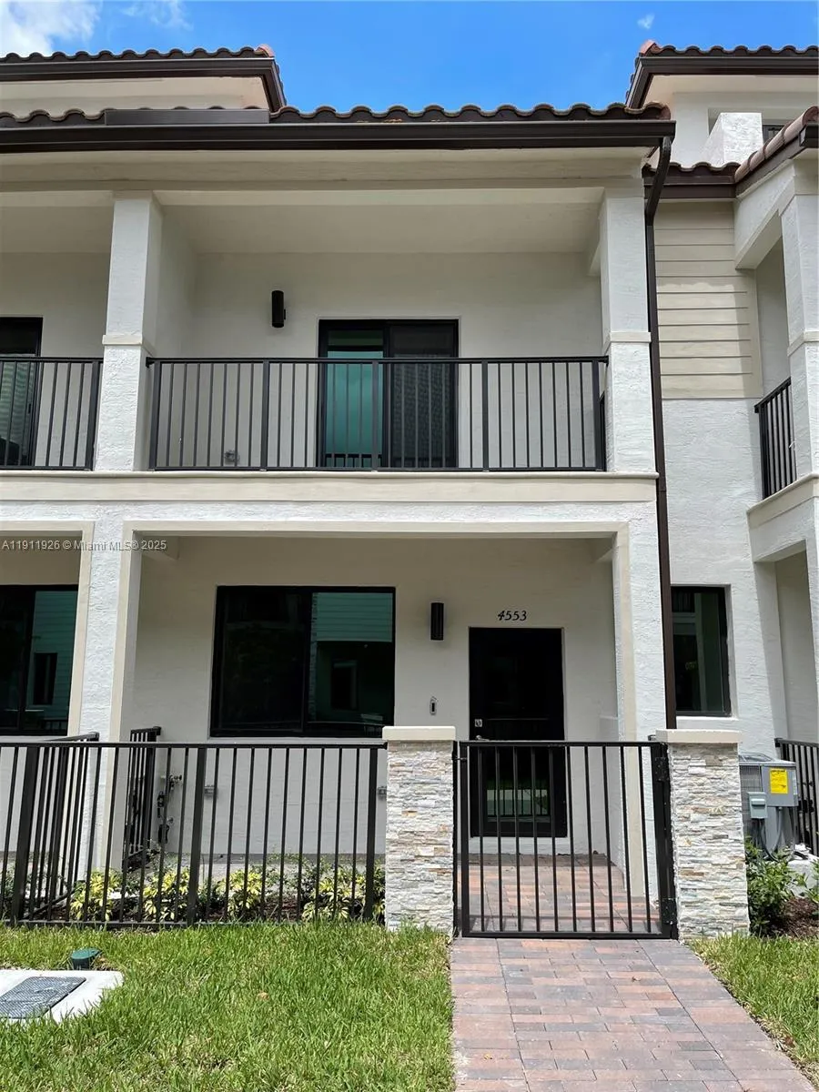 3 bedroom 2 bath for sale at 4553 NW 83rd Path # 4553, Doral FL 33166