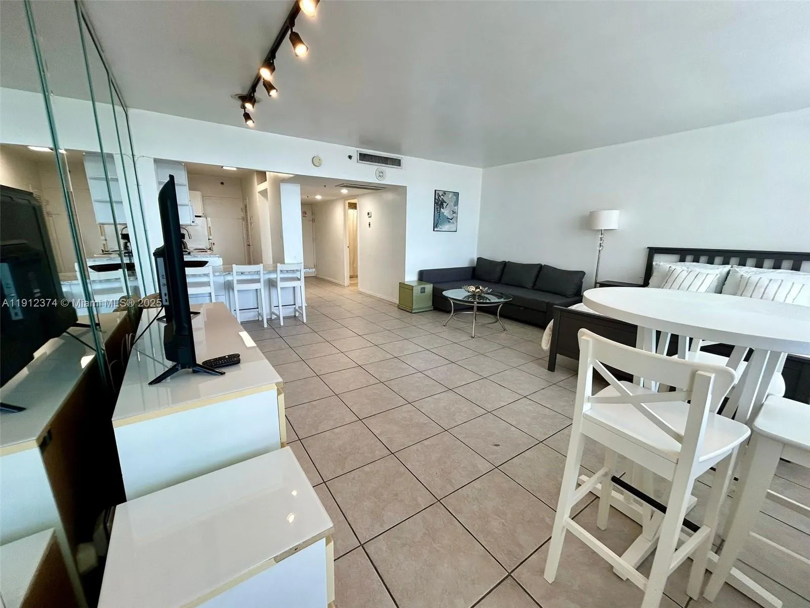 1 bath for sale at 100 Lincoln Rd # 1220, Miami Beach FL 33139