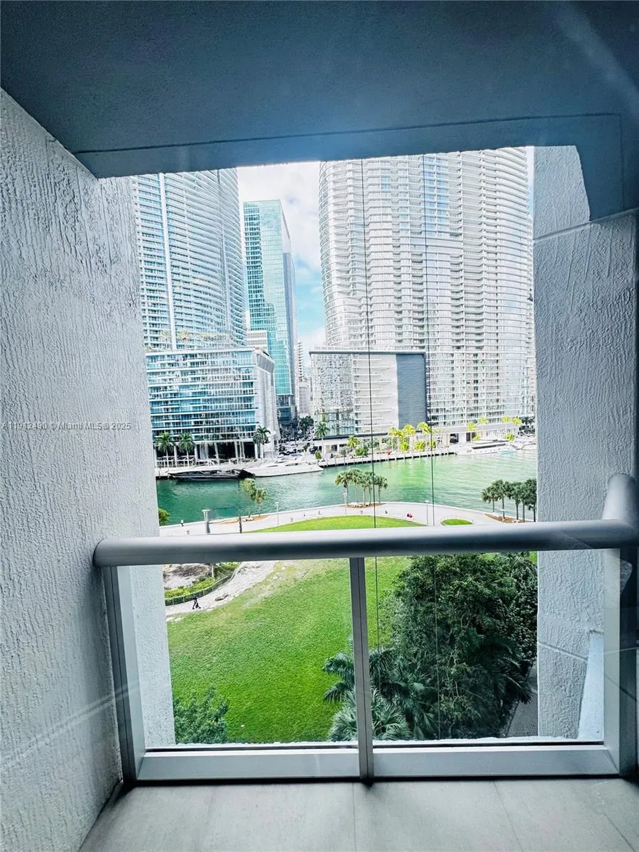 1 bath for sale at 475 Brickell Ave # 808, Miami FL 33131