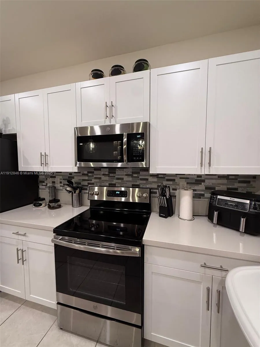 10009 W 32nd Ln, Hialeah FL 33018