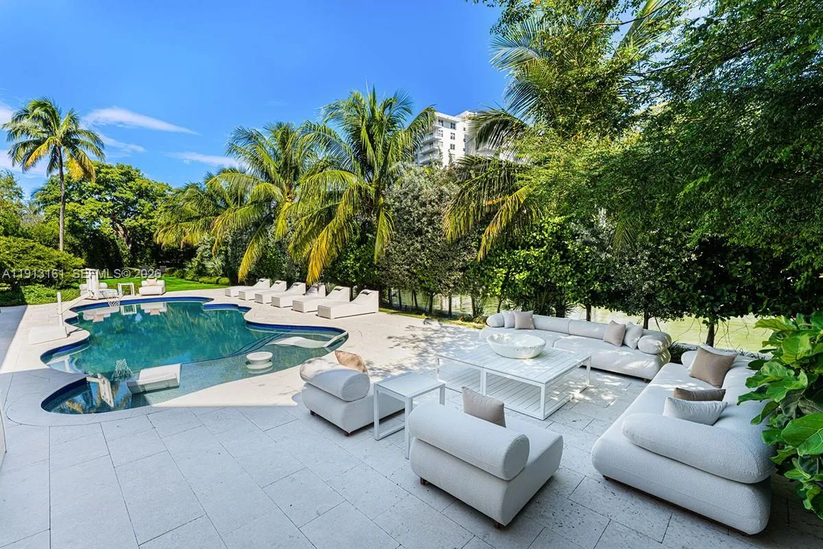 2801 Flamingo Dr, Miami Beach FL 33140