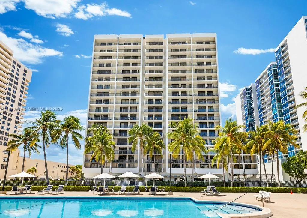 1 bedroom 1 bath for sale at 2625 Collins Ave # 702, Miami Beach FL 33140