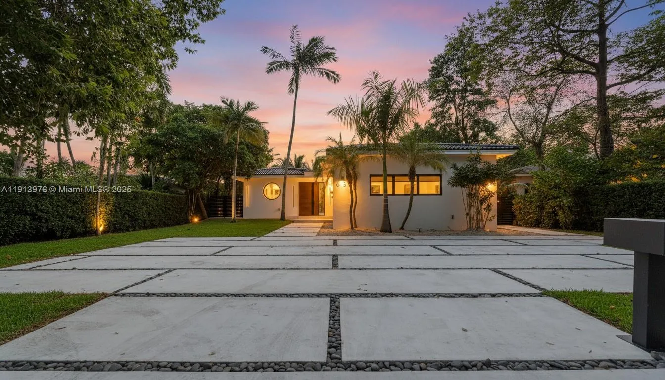 4 bedroom 4 bath for sale at 550 S Shore Dr, Miami Beach FL 33141