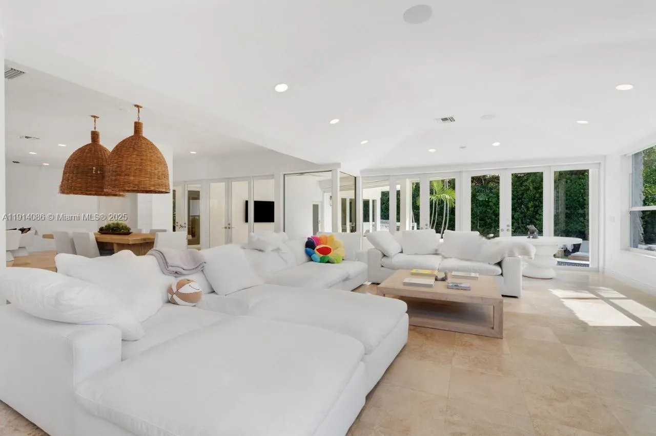 7155 E Lago Dr, Coral Gables FL 33143