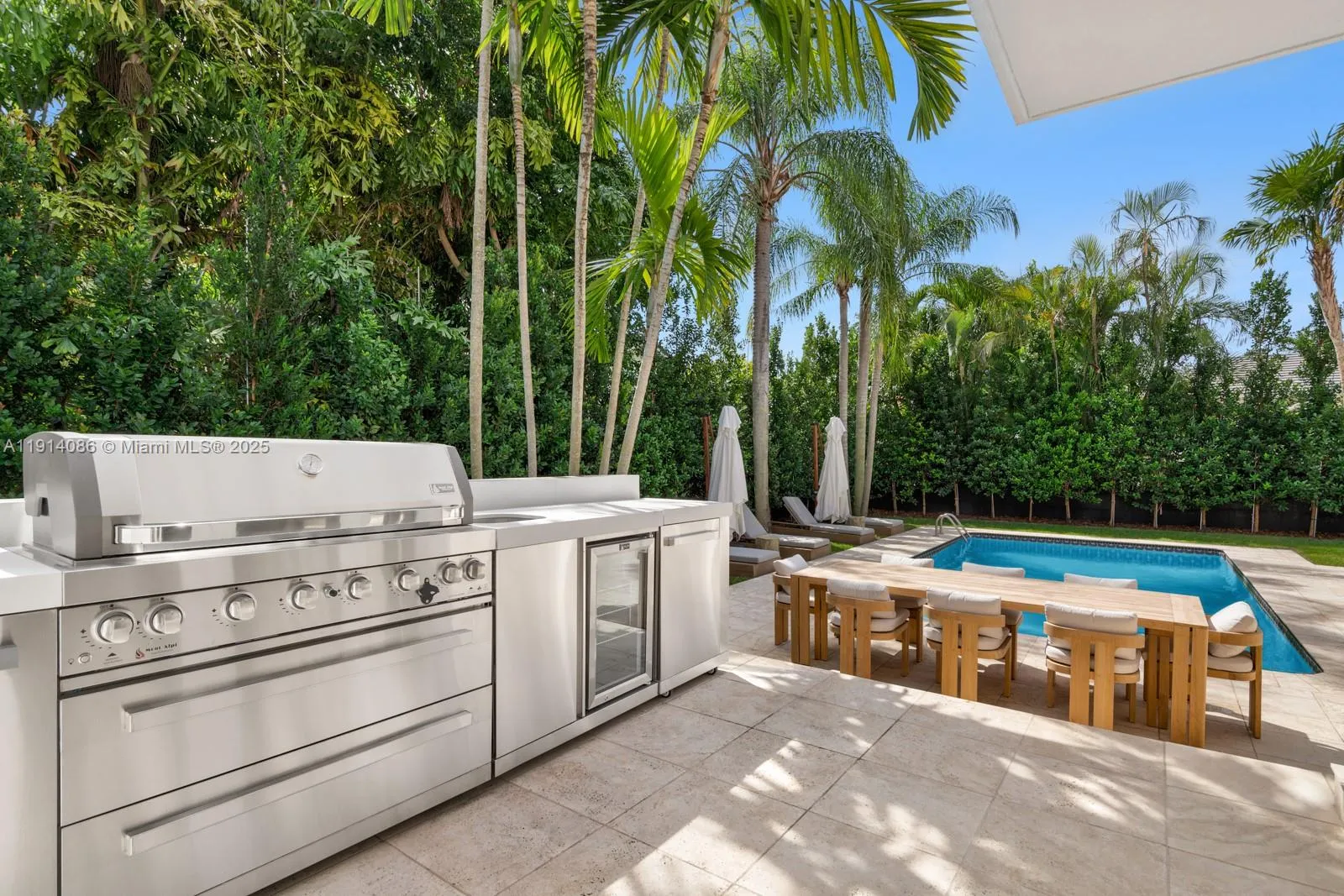 7155 E Lago Dr, Coral Gables FL 33143