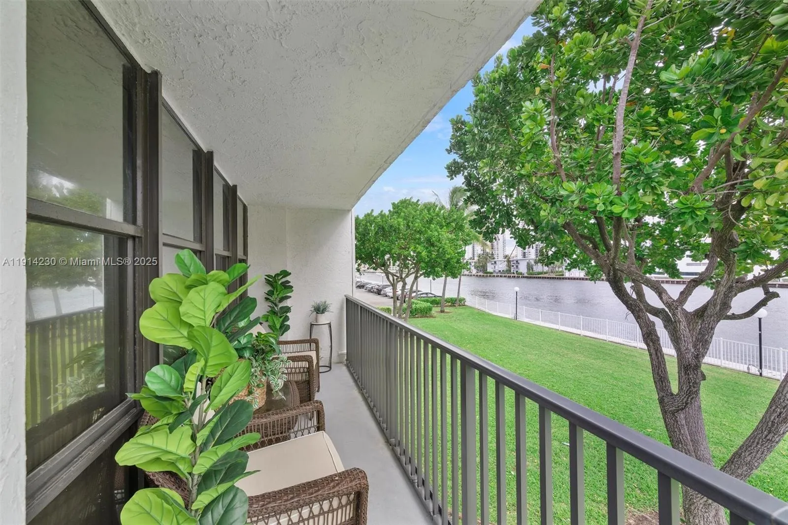 1000 Parkview Dr # 220, Hallandale Beach FL 33009