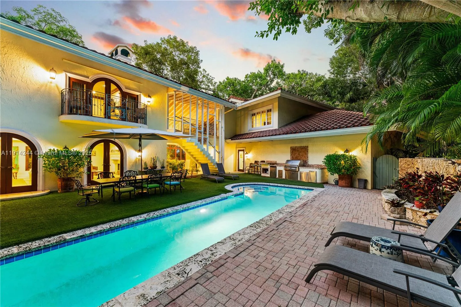 3 bedroom 4 bath for sale at 3506 Banyan Cir, Miami FL 33133