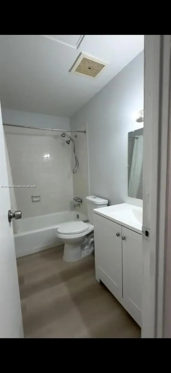 17901 NW 68 Ave # 205, Hialeah FL 33015