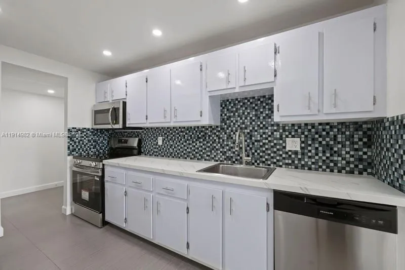 4174 Inverrary Dr # 902, Lauderhill FL 33319