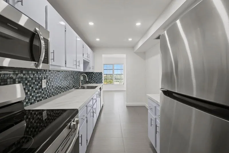 4174 Inverrary Dr # 902, Lauderhill FL 33319