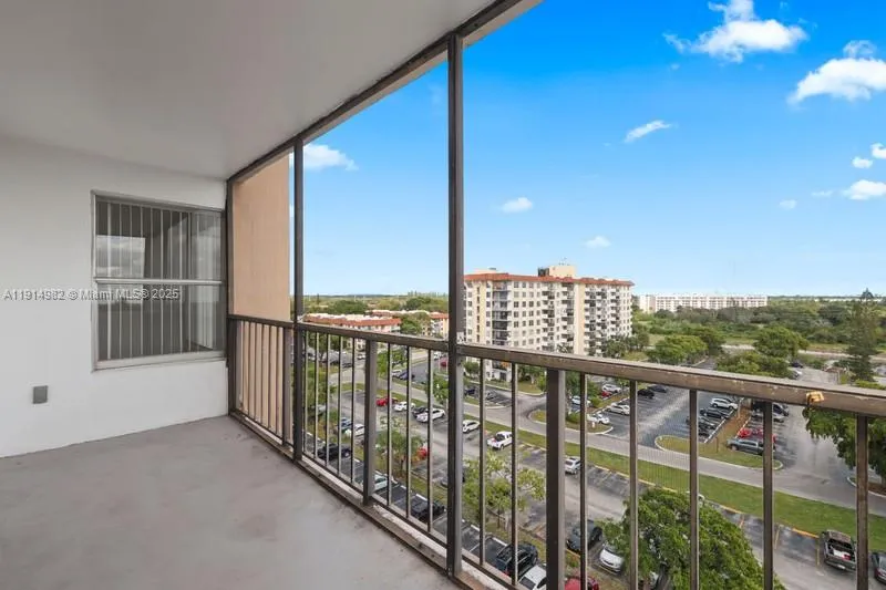 4174 Inverrary Dr # 902, Lauderhill FL 33319
