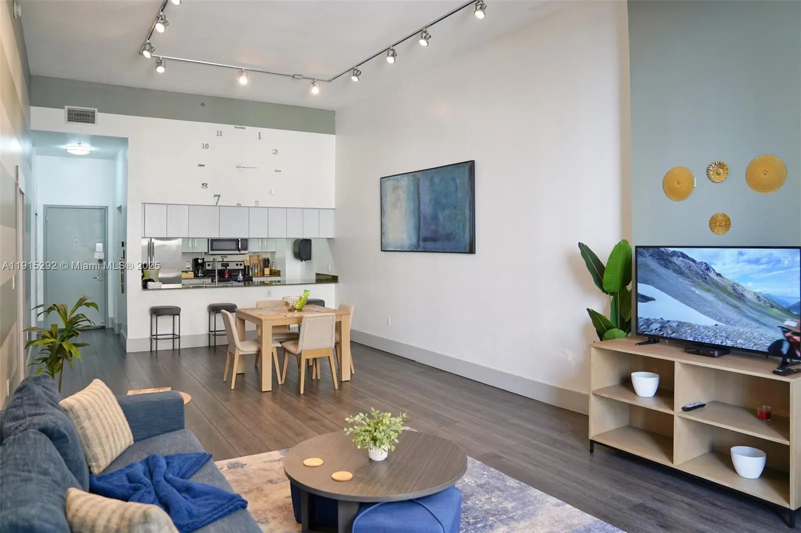 2 bedroom 1 bath for sale at 1200 Brickell Bay Dr # 1406, Miami FL 33131
