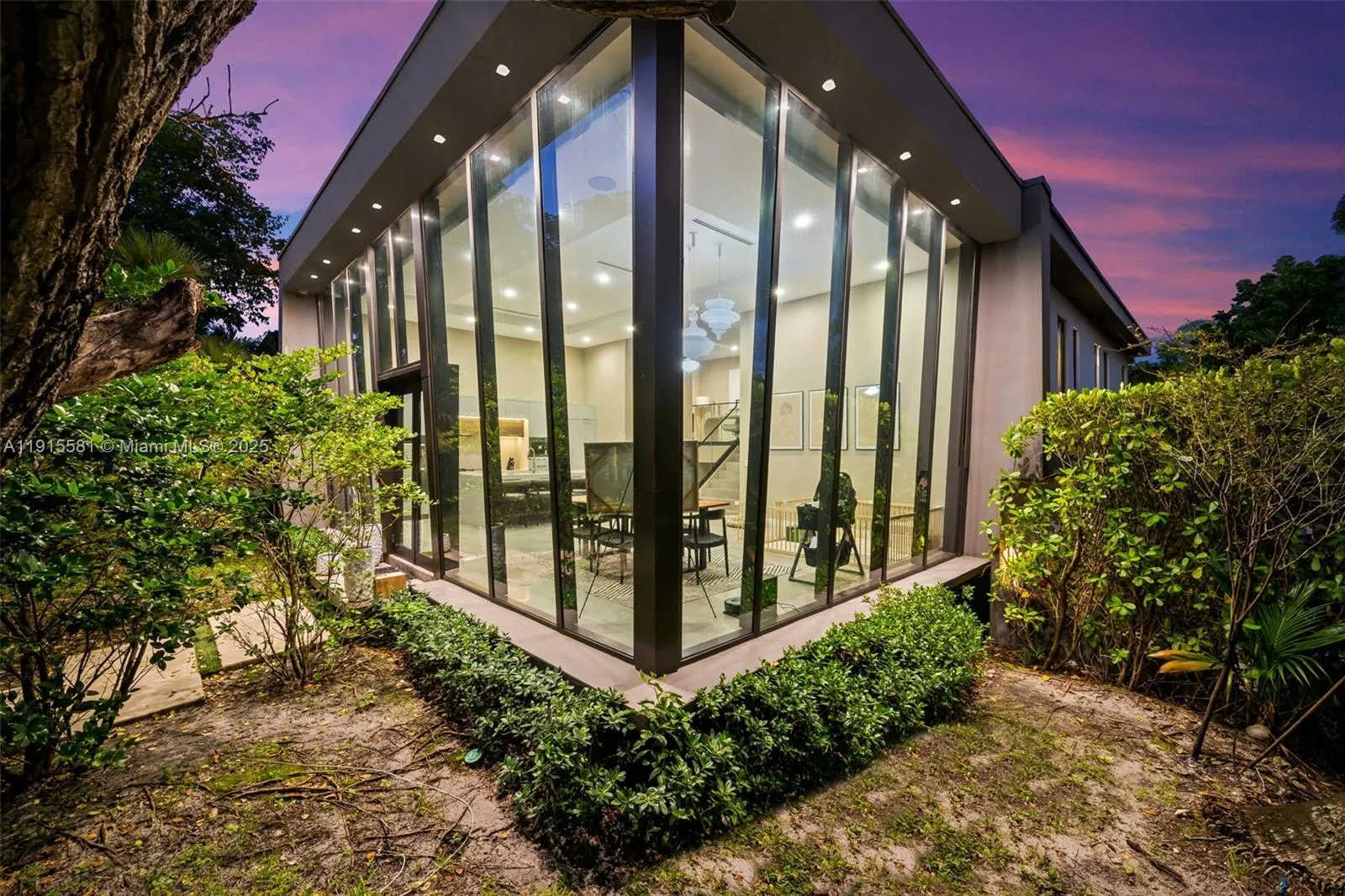 4 bedroom 4 bath for sale at 624 N Victoria Park Rd, Fort Lauderdale FL 33304