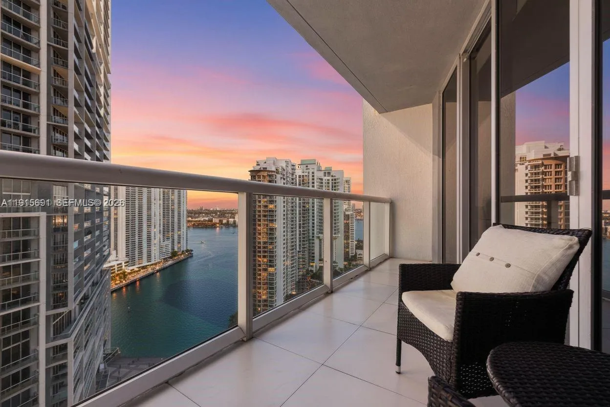 1 bedroom 1 bath for sale at 495 Brickell Ave # 2206, Miami FL 33131