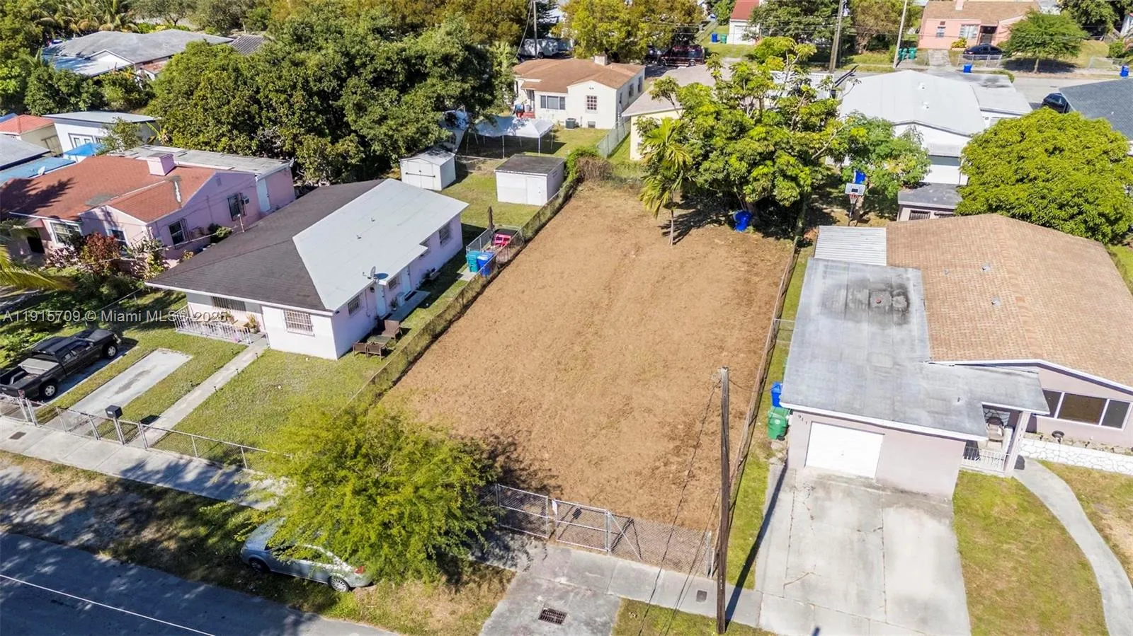 915 NW 44th St, Miami FL 33127