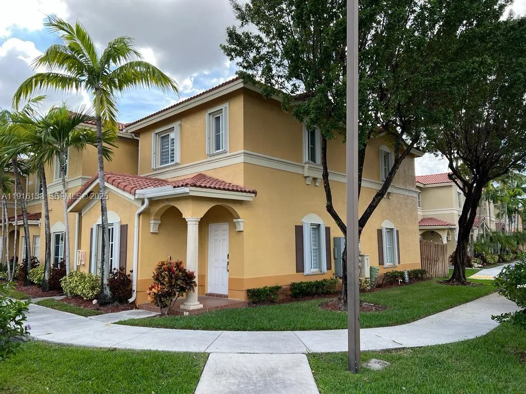 3 bedroom 3 bath for sale at 8330 NW 107th Pl # 21, Doral FL 33178
