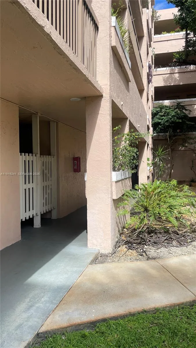 6800 Cypress Road # 103, Plantation FL 33317
