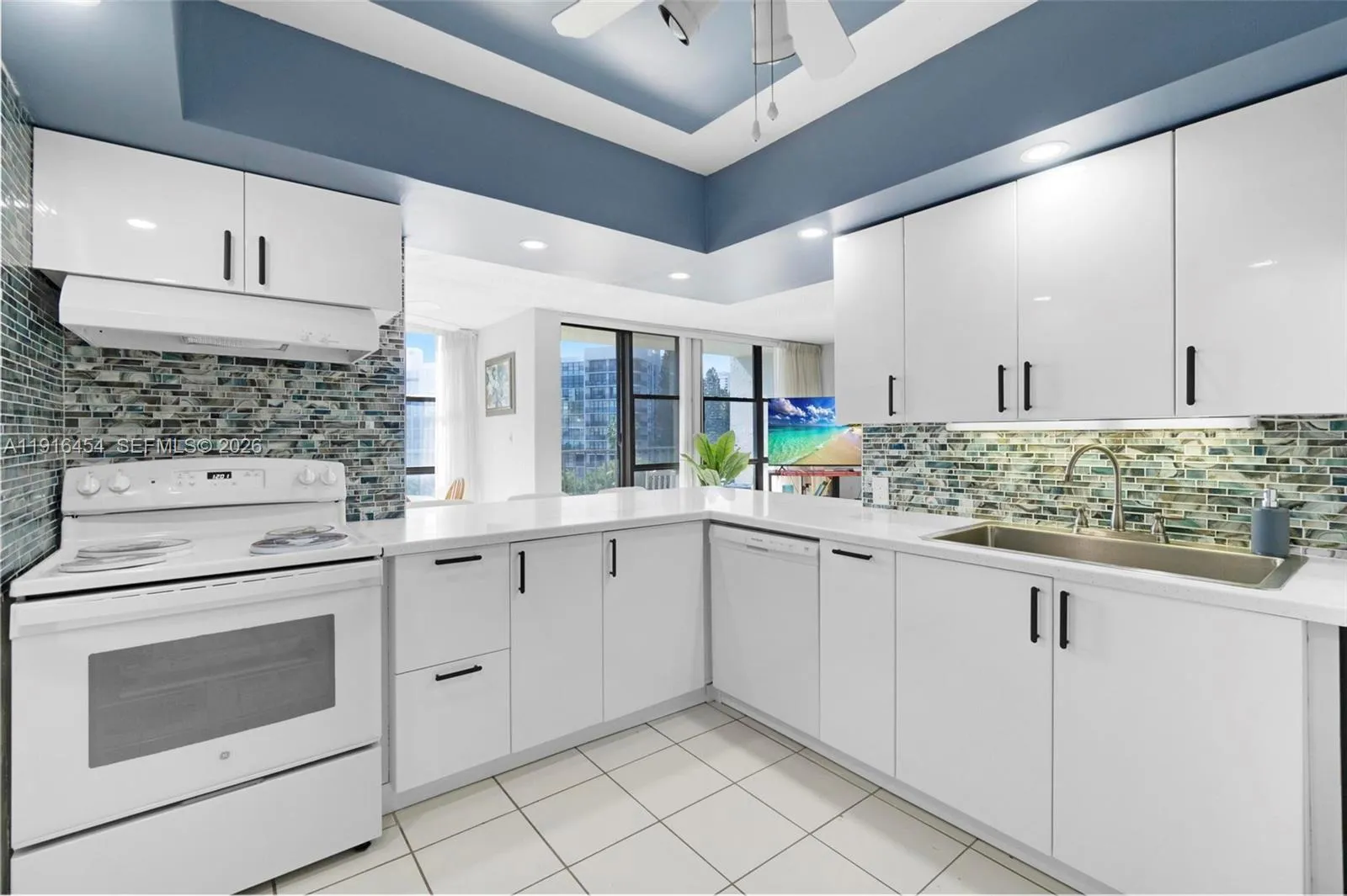 1000 Parkview Dr # 518, Hallandale Beach FL 33009