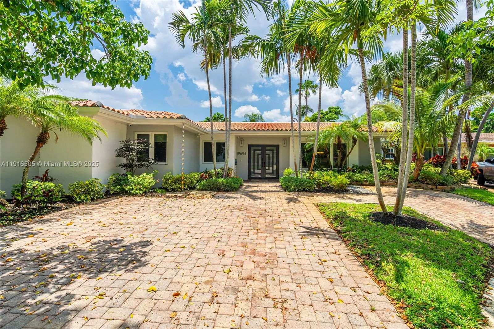 19694 NE 23rd Ct, Miami FL 33180