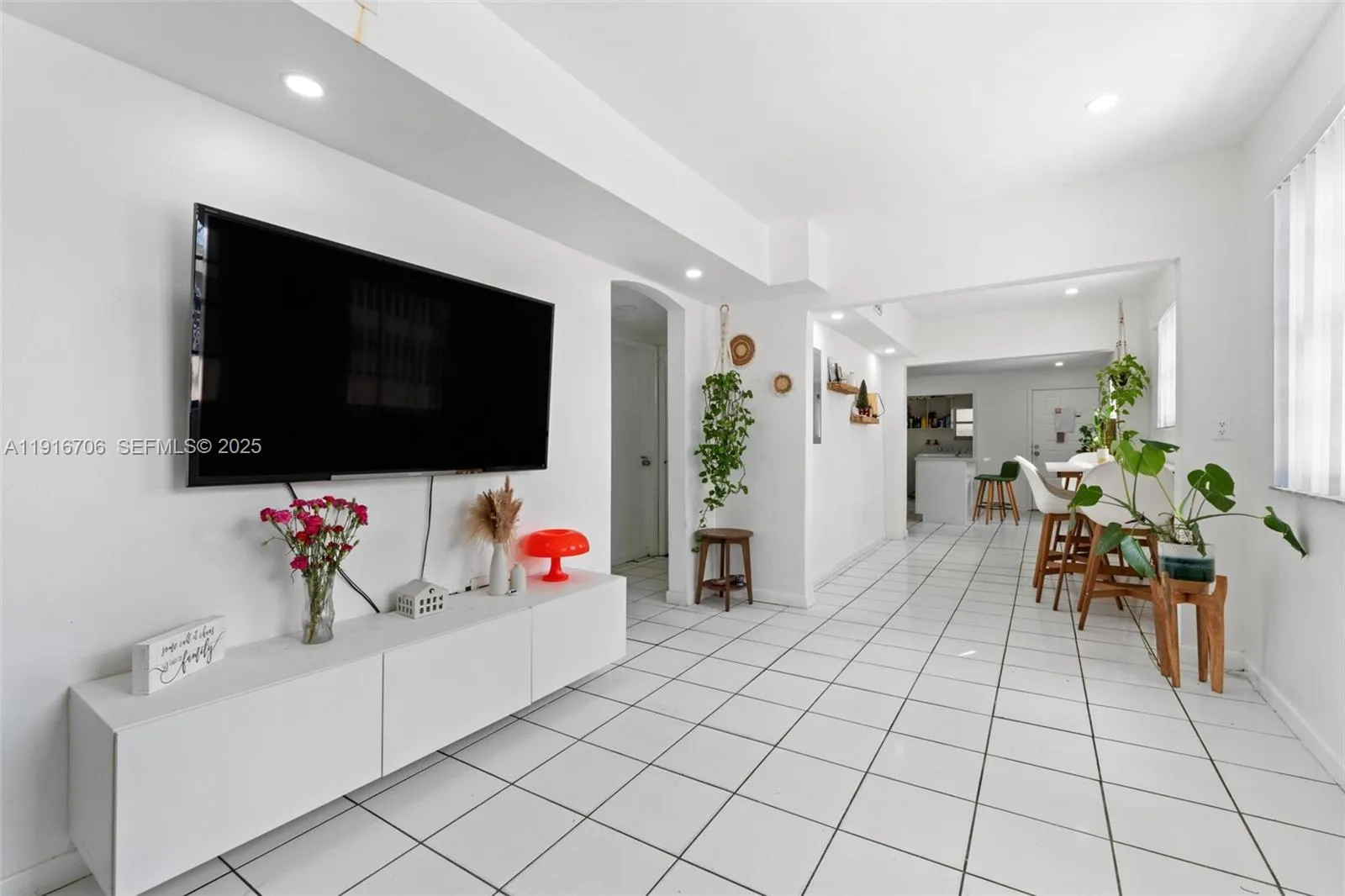 2262 NW 4th St, Miami FL 33125