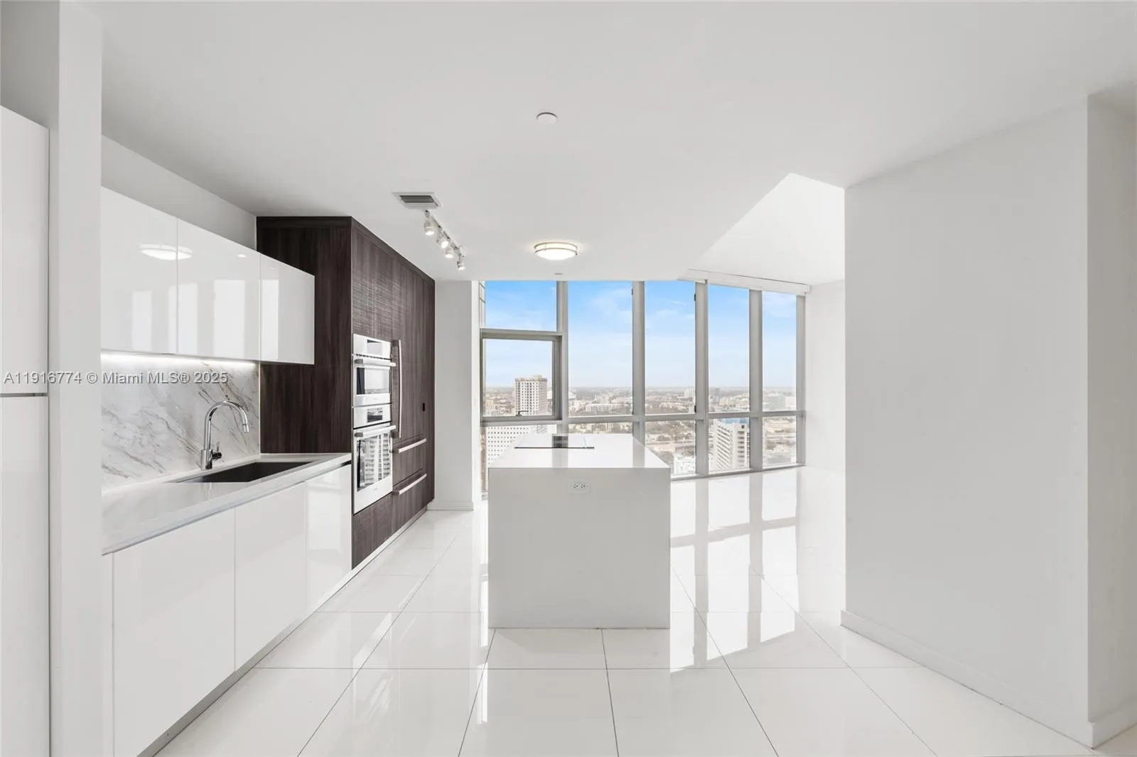 1 bedroom 1 bath for sale at 851 NE 1st Ave # 3202, Miami FL 33132