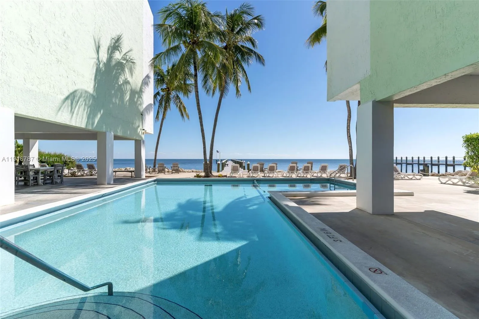 2 bedroom 1 bath Residential for sale at 87465 Old Hwy 215 Hwy # 215, Plantation Key FL 33036