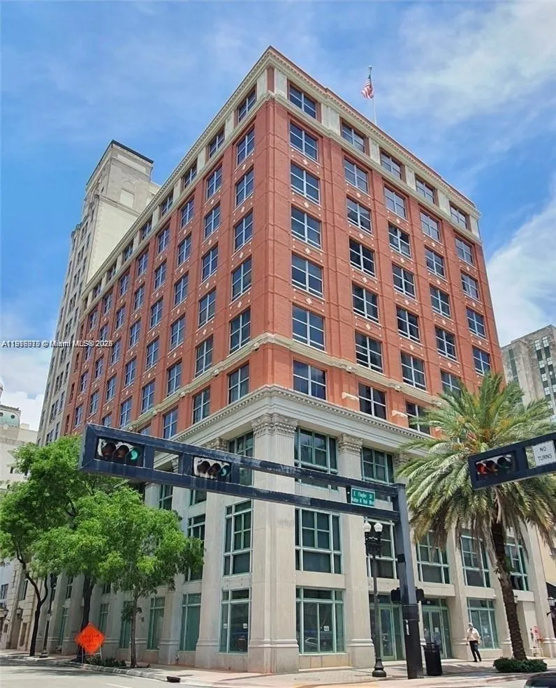 1 bedroom 1 bath for sale at 111 E Flagler St # 507, Miami FL 33131