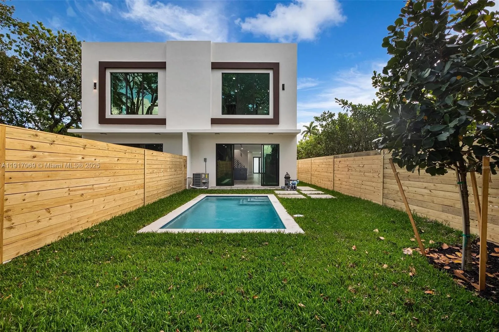 535 NW 52nd St, Miami FL 33127