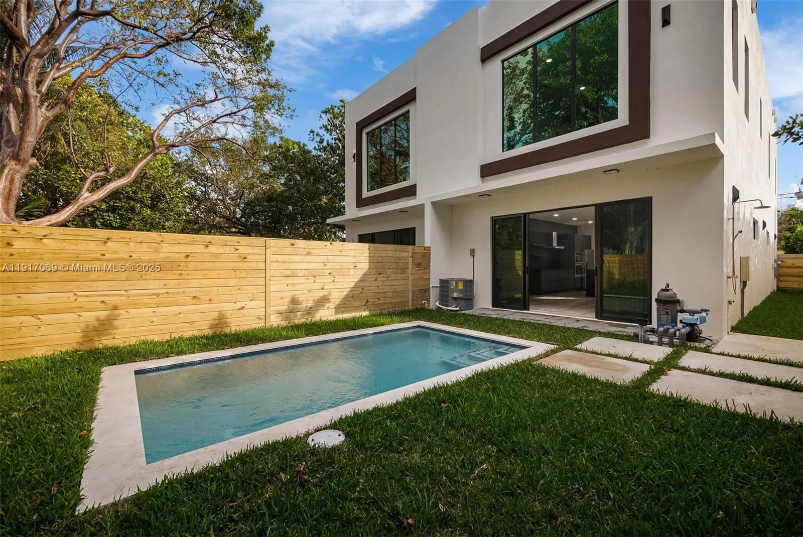 535 NW 52nd St, Miami FL 33127