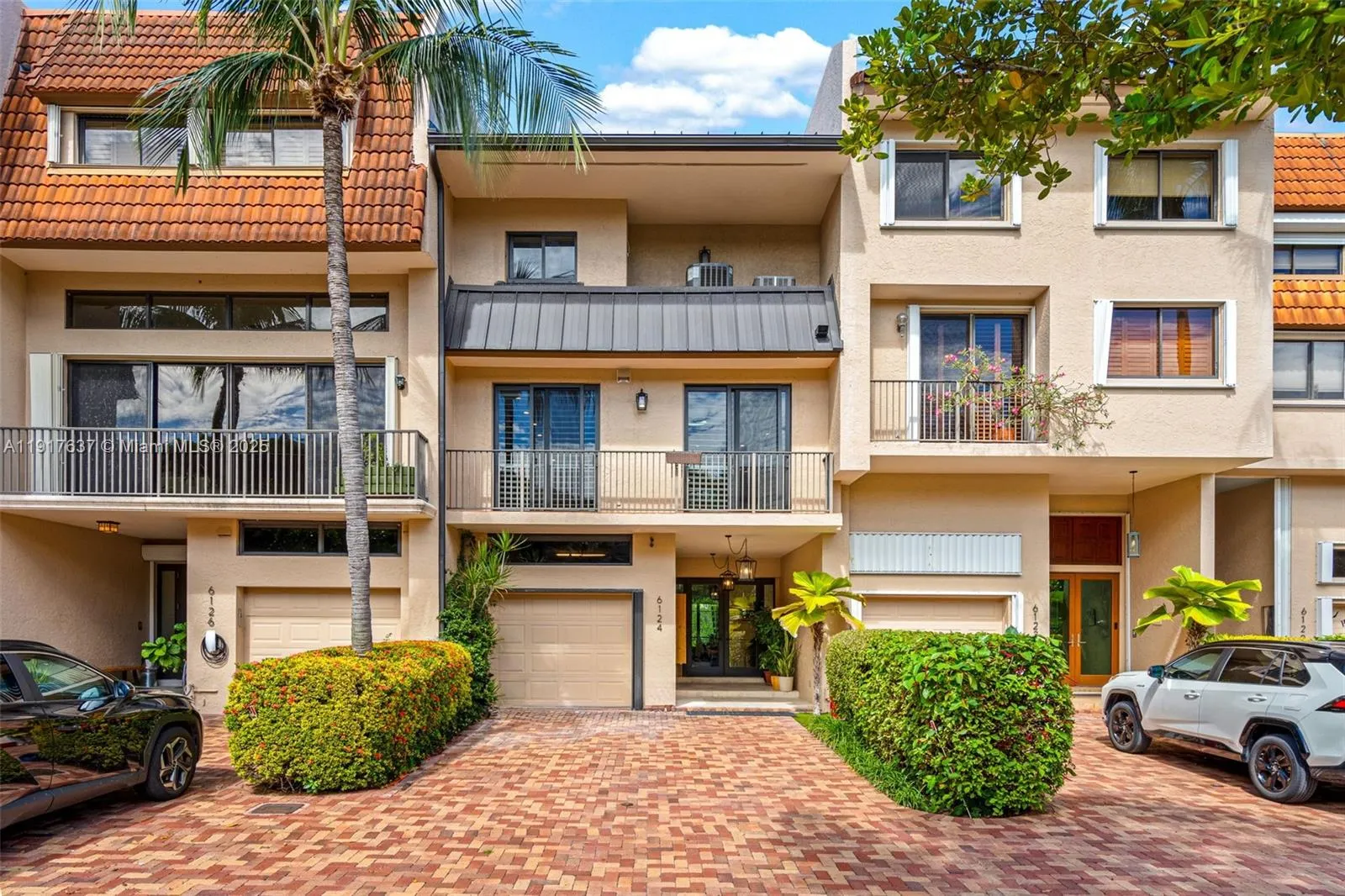 2 bedroom 2 bath for sale at 6124 Paradise Point Dr # 6124, Palmetto Bay FL 33157