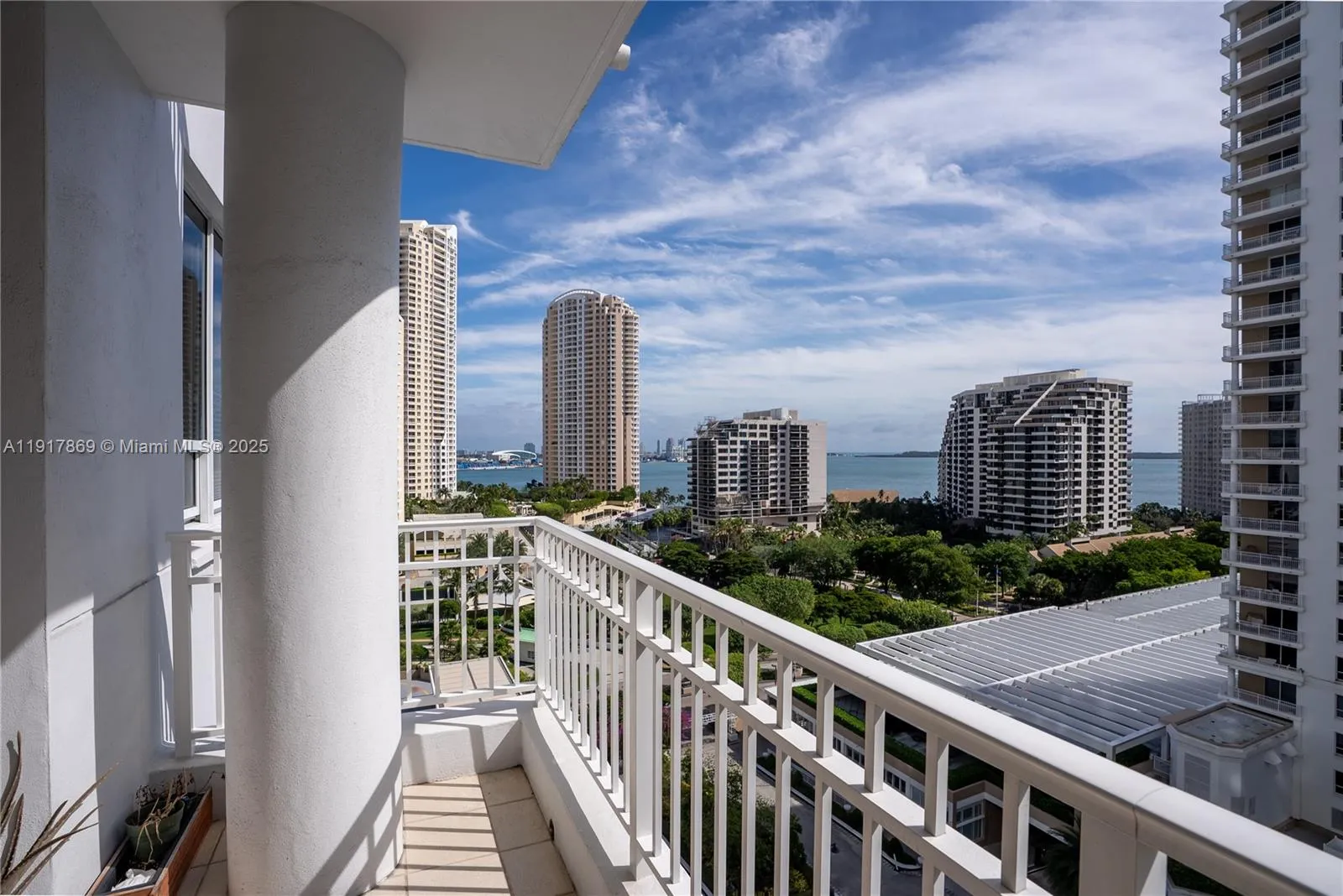 1 bedroom 1 bath for sale at 801 Brickell Key Blvd # 1407, Miami FL 33131